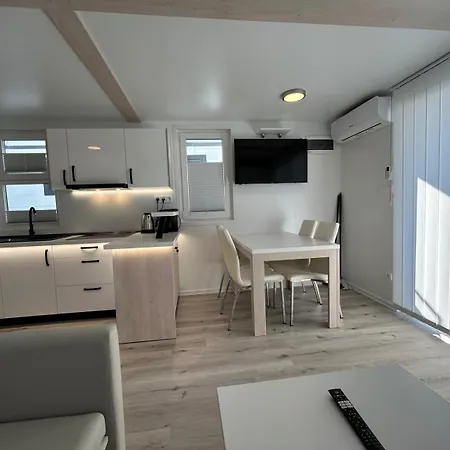 Appartement Hausboot Santa Lucia Novigrad - Floating Sea House *