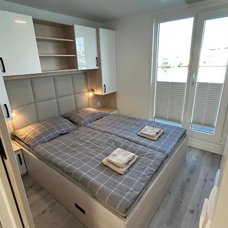 Hausboot Santa Lucia Novigrad - Floating Sea House *