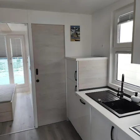 Hausboot Santa Lucia Novigrad - Floating Sea House *