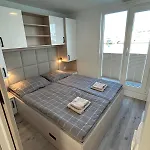 Hausboot Santa Lucia Novigrad - Floating Sea House *